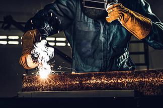 手工技能劳动理念的金属制品制造和建筑维修服务.